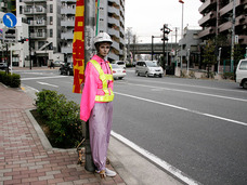 【スクープ】道路に佇む不気味な女!