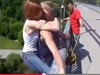 【動画】超怖い愛の確かめ方があった! 命綱なしのクレイジー・バンジージャンプ