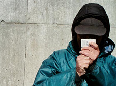【スクープ】何も語らない謎の男、FBIの可能性!?