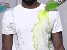ジュースを跳ね返す白いTシャツが開発される 最高水準の耐水性を持つ布地、脅威の防水力