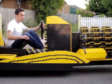 20歳の青年が50万個以上のレゴ・ブロックで本物の自動車を製作! エンジンもレゴ!