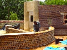 ペットボトルを捨てるのはMOTTAINAI! 7,800本のペットボトルで建てた“防弾家”が国家を救う!!