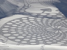 雪原の幾何学超巨大アートがスゴイ! 40km歩いて制作!?