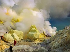 有毒ガスの溢れる火山に隠されたもう一つの顔 イジェン火山の神秘なる美