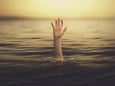 「見えないはしごを登っている」!? 溺れている人の本当の姿と対策とは?