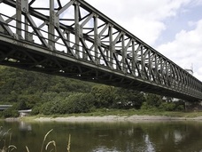 世界各地で「消える橋」! 200トンの鉄橋も…日常にまみれた意外な盲点
