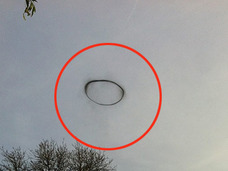UFOか、昆虫か、煙か? 謎の「黒いリング」がイギリスの上空に出現!