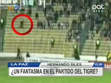 【動画】生放送中に幽霊がサッカースタジアムを爆走!! 南米で話題に!!