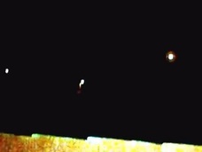 夜空に浮かんだ謎の光!! 複数のUFOが40分間ホバリングか!?