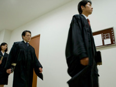 崩れゆく弁護士像!! 女に不慣れ、低所得、22時間労働… ~弁護士が考察・法務省官僚女子トイレ盗撮事件はなぜ起きたのか?~