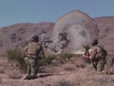 米軍機が超巨大クラゲ型宇宙人を爆撃!? 砂漠に現れた謎のクネクネの正体は?