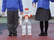 自閉症を持つ子供の教育に“無表情で無感情”なロボット先生が大活躍!