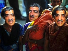 インド人もびっくり!? 世界最大の印総選挙、有権者が素顔を隠す謎のマスク