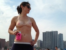おっぱいそのまんま水着登場! ― 「乳首開放」に向けて大きく前進!!