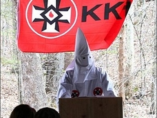 KKKが戦争準備体制に!? 軍事訓練キャンプにカメラが潜入、過激化するKKKの活動が明らかに!