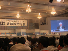 不振フジHD株主総会で起きた“疑惑の拍手”? 役員75歳以上退任案否決も、拭えぬ違和感