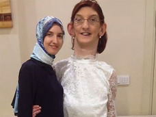 213.6cmのトルコの女子高生!? 寝て起きたら4.5センチ身長が伸びていた…巨人たちのエピソード
