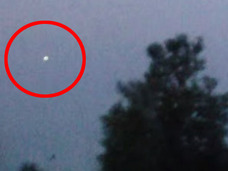 生きているかのように小刻みに震えるUFO!! 軍人も困惑、雷との関連は?