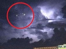 夜空で回転する光るリング! ネットに投稿される多数のUFO目撃情報!