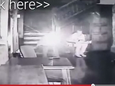 【動画】殺人現場で恨めしくカメラを見る幽霊!? 無数のオーブも暴れ飛ぶ心霊映像!