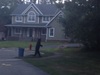 【動画】“中の人”がいるとしか思えない!? 住宅街をフラフラ徘徊する直立歩行のクマ!!