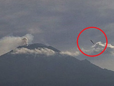 【動画】母艦クラスの超巨大UFO(尻尾アリ)が、メキシコの火山付近でライブカメラで撮影される!