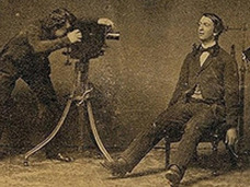 ポストモーテム・フォトグラフィー 愛する人の死を受け入れる「遺体記念写真」の奇妙な歴史