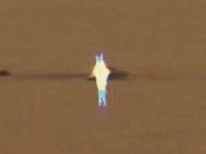 美しい!! 火星に佇む“発光エイリアン”が激写される! 地底人の可能性も?