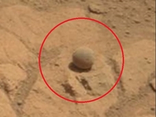 火星で丸いボールと信号機が発見される!? キュリオシティが激写した、火星人の痕跡