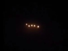 【動画】「UFOが放つ光は見たことがないくらい明るい」旅客機の乗客が撮影した、円盤型の光!