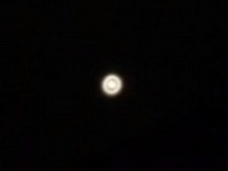 【UFO動画】自宅近くの空中で停止しているUFOをカップルが発見!