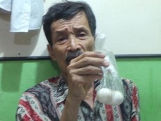 【衝撃】男性が“ニワトリの卵”を出産! テレビで報じられ大騒動に=インドネシア