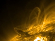 太陽フレアを観察する超巨大UFO!? 「太陽の異変」を宇宙人も心配していた?