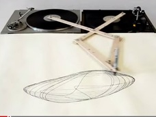 DJたちも驚くターンテーブル・アート!? アートの概念を刺激する幾何学図形