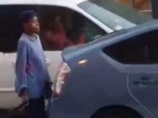 【衝撃動画】自分を“自動車”だと思い込む女=米