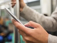 スマホ普及で親指が異常に発達、脳も肥大化!? 驚愕の最新研究