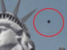 “自由の女神”の上空に謎の黒い浮遊物体が突如出現!