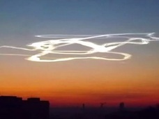 ロシア上空に現れた“プレッツェル状”の奇妙な雲の正体は? UFOか、隕石か、泥酔操縦か!?