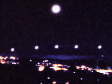 衝撃UFO映像! 撮影者も「オーマイガー」を連発! 空母UFOがミニUFOを出動する瞬間