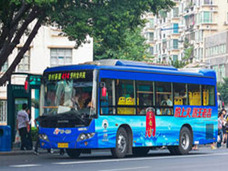 運転手を小便&使用済み生理用ナプキンで攻撃! バスに閉じ込められた粗暴犯男女が悪あがき