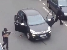 【パリ銃撃事件】射殺される警官、逃げるテロリスト… 犯行現場を捉えた衝撃映像!!