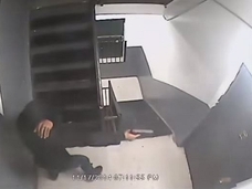 ギャング系映画の真似をした犯罪者の一部始終が監視カメラに捉えられていた!