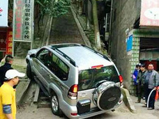 トヨタ車が200mの石段を走破! 中国人「道があるところに、トヨタあり」「巧妙なステマか?」