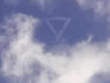 超巨大三角形の雲がハッキリと出現! イルミナティからの警告か?(科学的考察アリ)