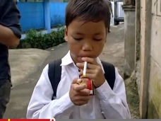【動画】9歳小学生らが一斉に喫煙!? 喫煙大国インドネシアの実態!