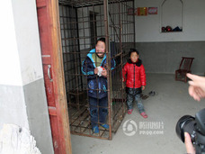 「俺だって、閉じ込めたくはない……」中国農村部で、ADHDの息子を檻に幽閉する父親の苦悩