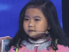 19歳なのに7歳の容姿!! 究極の童顔少女、苦難続きの人生に光見えた=中国