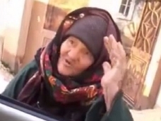 シリアのおばあちゃんがたった1人で「イスラム国」兵士を一喝! その勇気ある行動、実は…!?