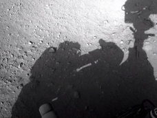 火星で働く“ノーヘルの作業員”の影が激写される!? 髪の毛までクッキリ!