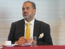 陰謀論で話題の“イスラム教初”英議員「風刺画、怒らざるを得ない」